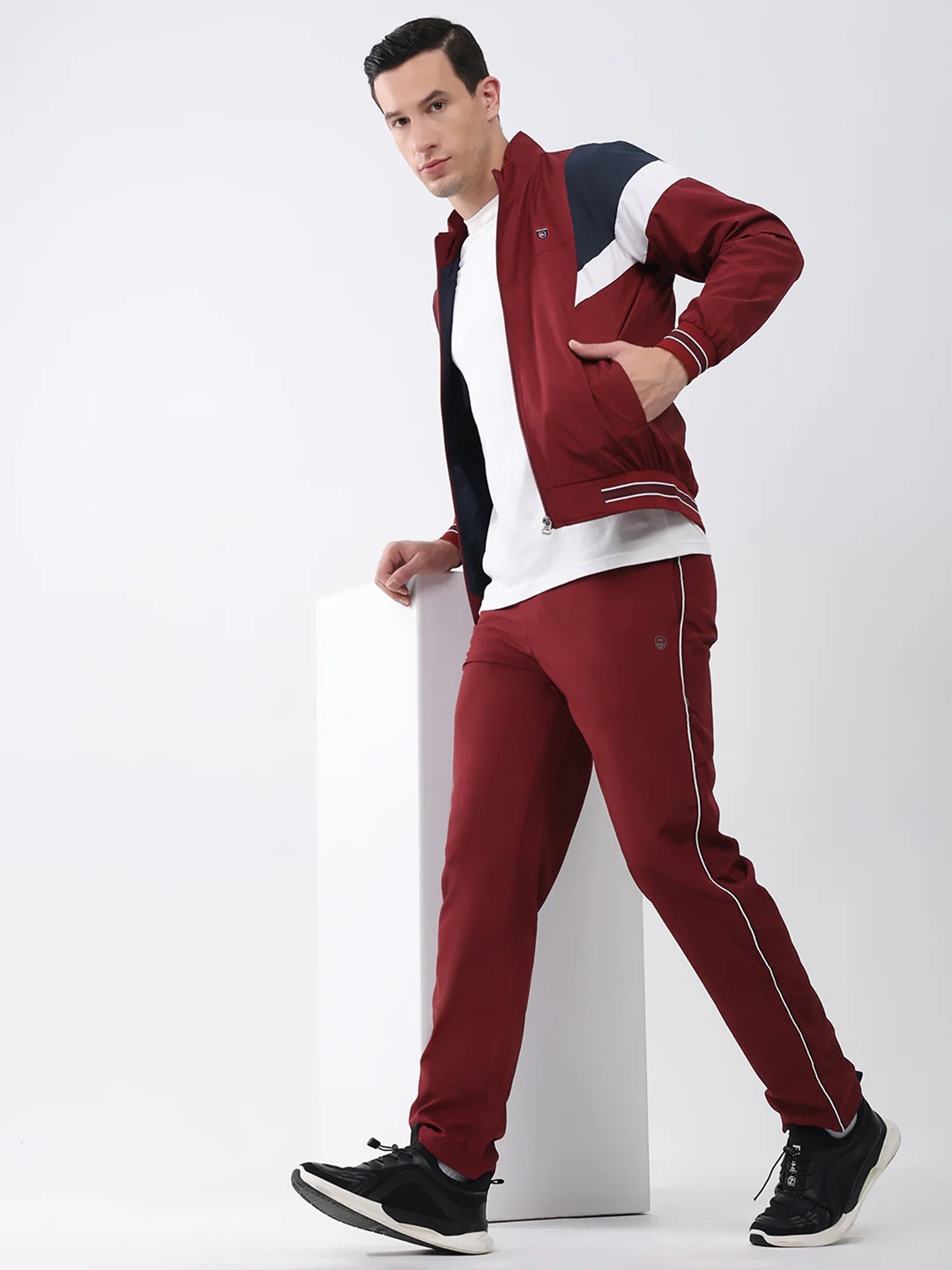 Men Maroon Solid Mock Neck Full Sleeve Winter Tracksuit - Image 2