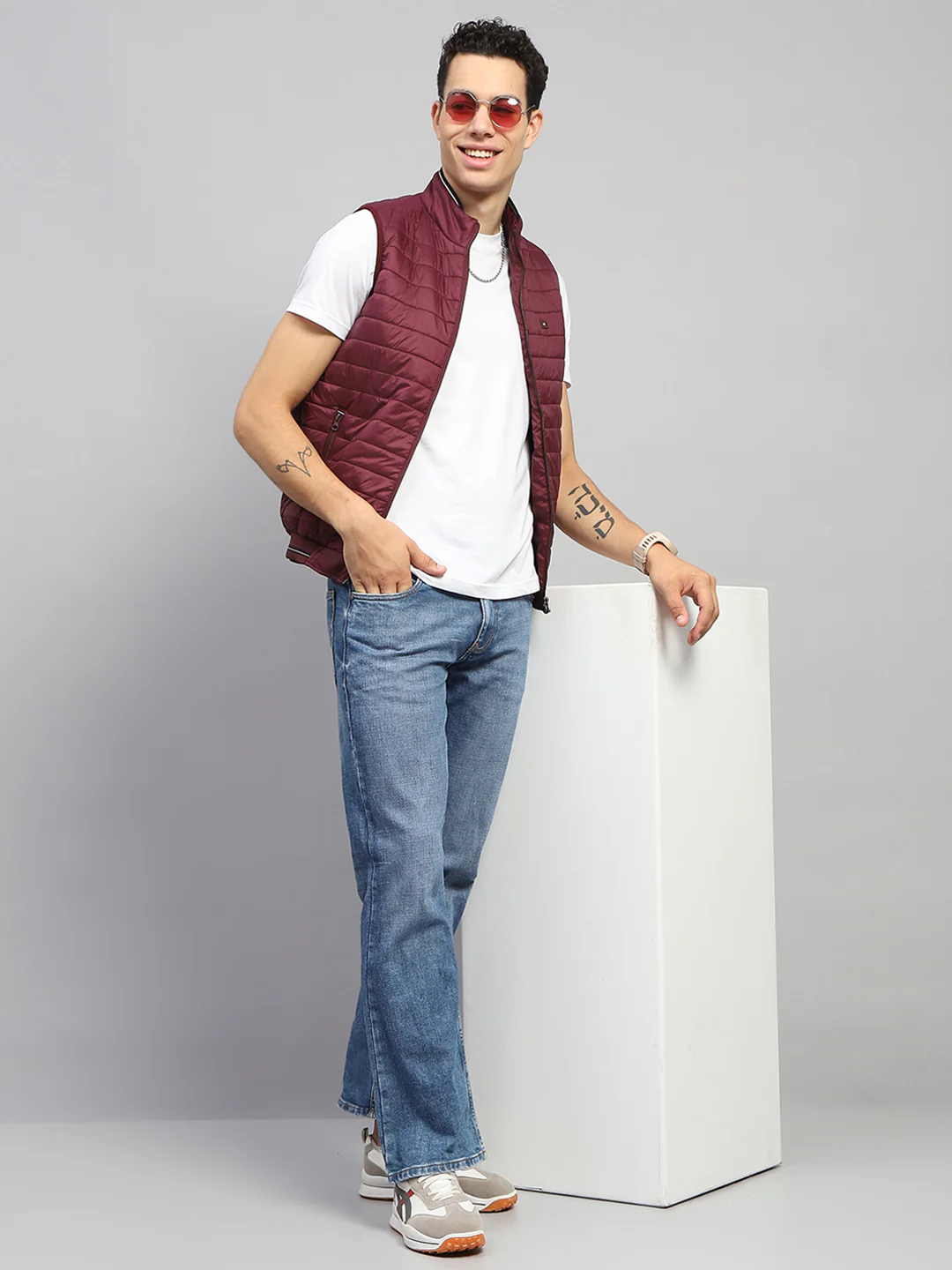 Men Maroon Solid Mock Neck Sleeveless Jacket - Image 2