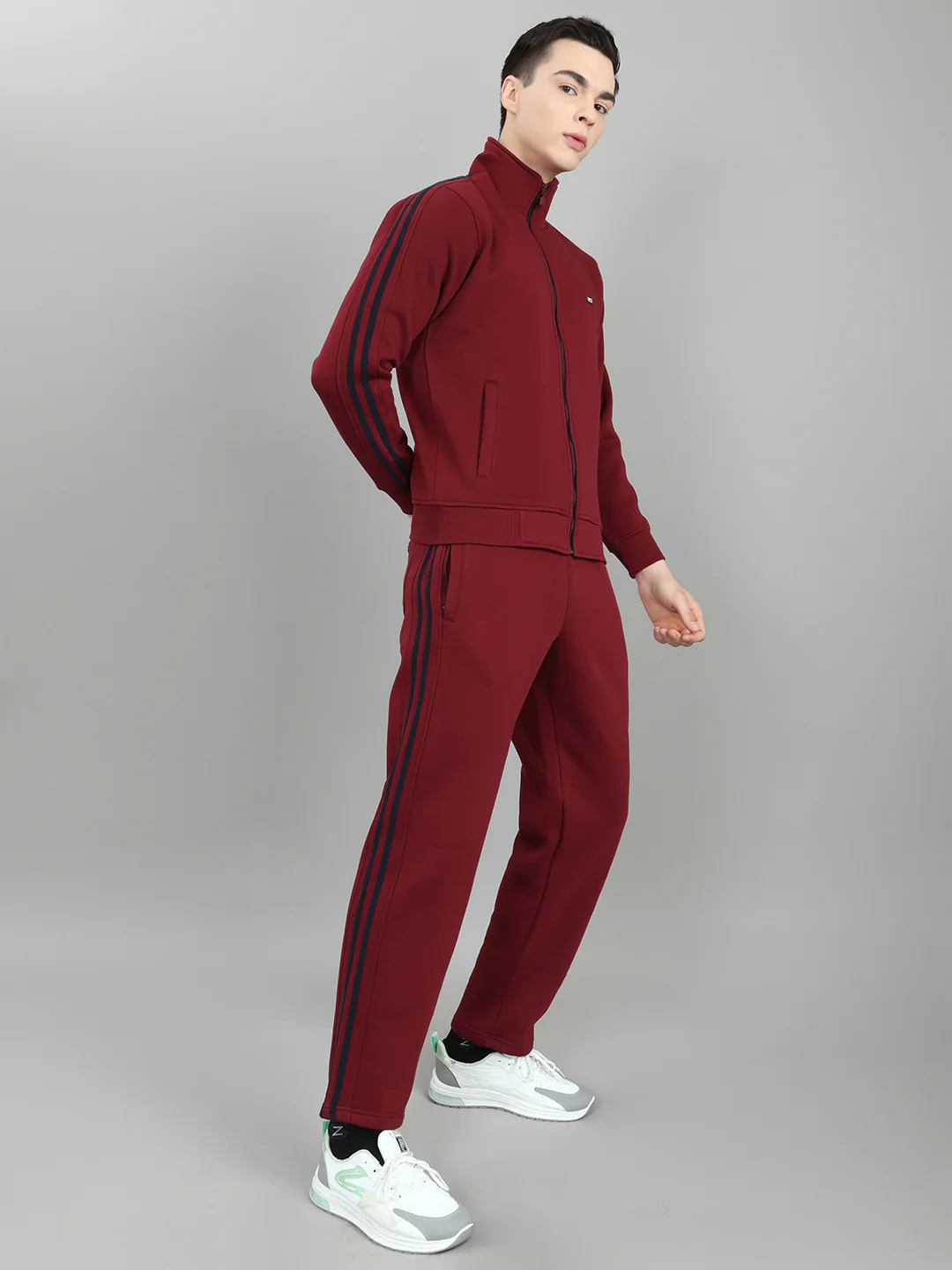 Men Maroon Solid Stand Collar Full Sleeve Winter Tracksuit - Image 3