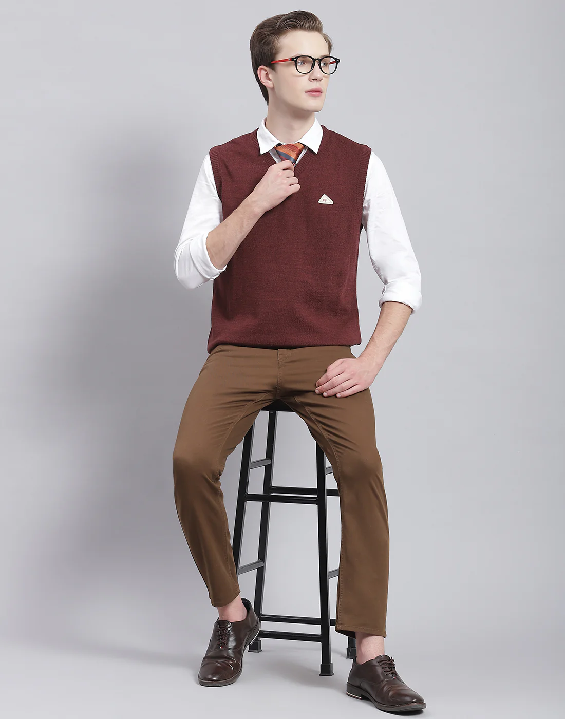 Men Maroon Solid V Neck Sleeveless Sweater - Image 2