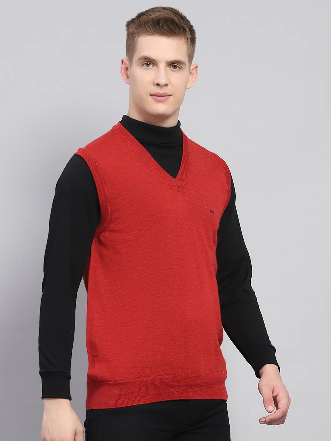 Men Maroon Solid V Neck Sleeveless Sweater - Image 4