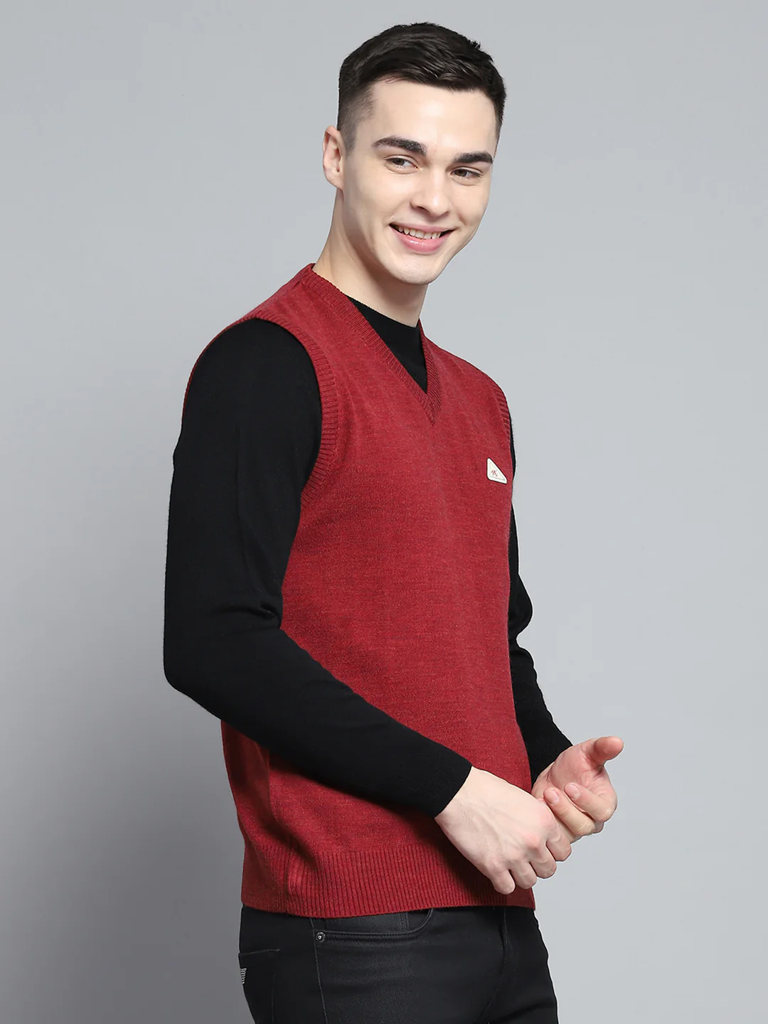 Men Maroon Solid V Neck Sleeveless Sweater - Image 4