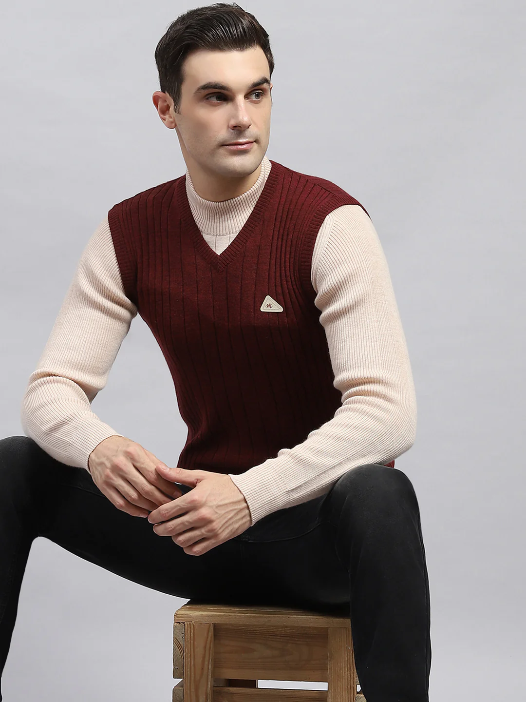 Men Maroon Solid V Neck Sleeveless Sweater - Image 6
