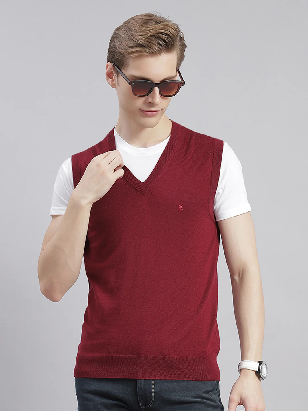 Men Maroon Solid V Neck Sleeveless Sweaters/Pullovers - Image 3