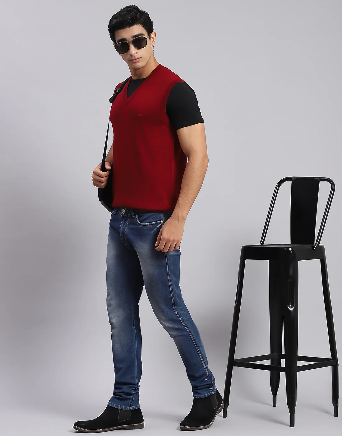 Men Maroon Solid V Neck Sleeveless Sweaters/Pullovers