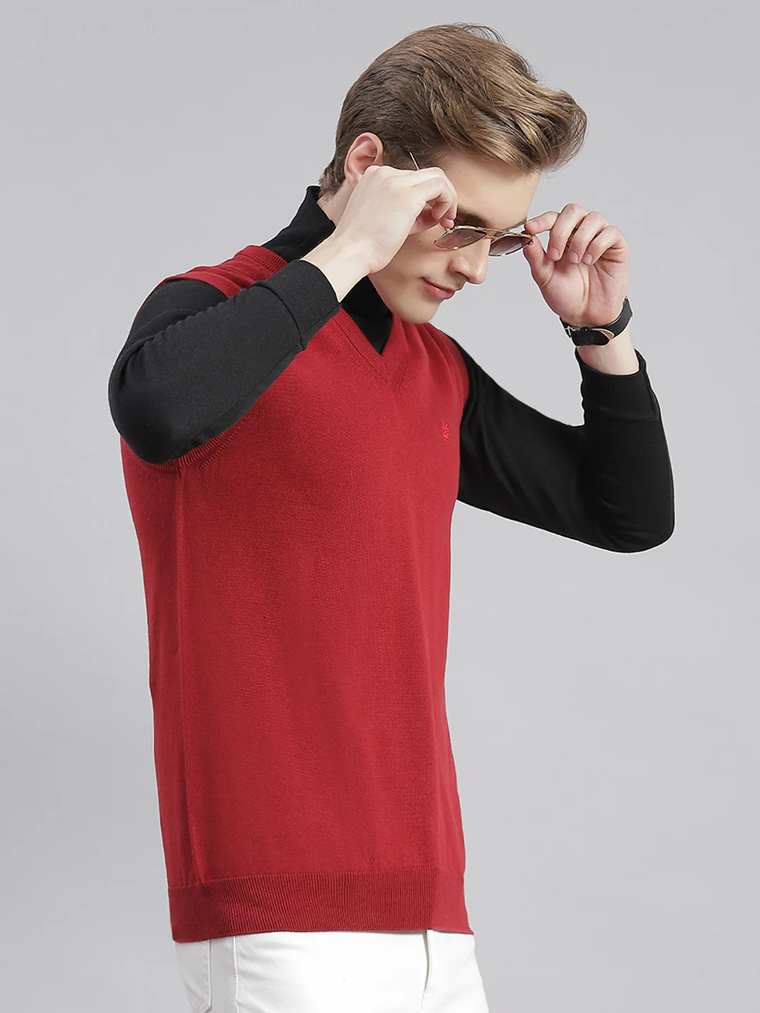 Men Maroon Solid V Neck Sleeveless Sweaters/Pullovers - Image 4