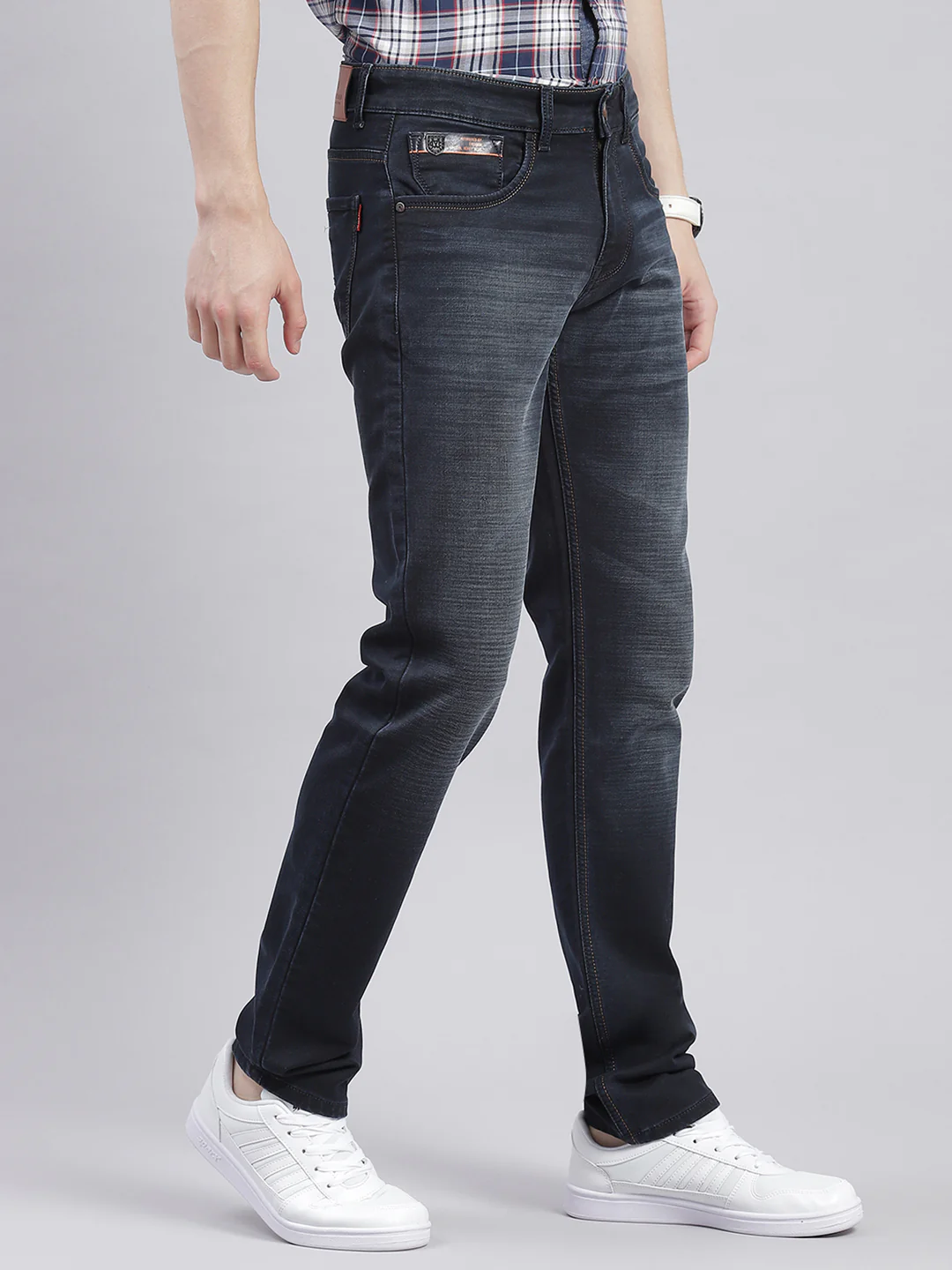Men Navy Blue Light Wash Narrow Fit Denims - Image 4
