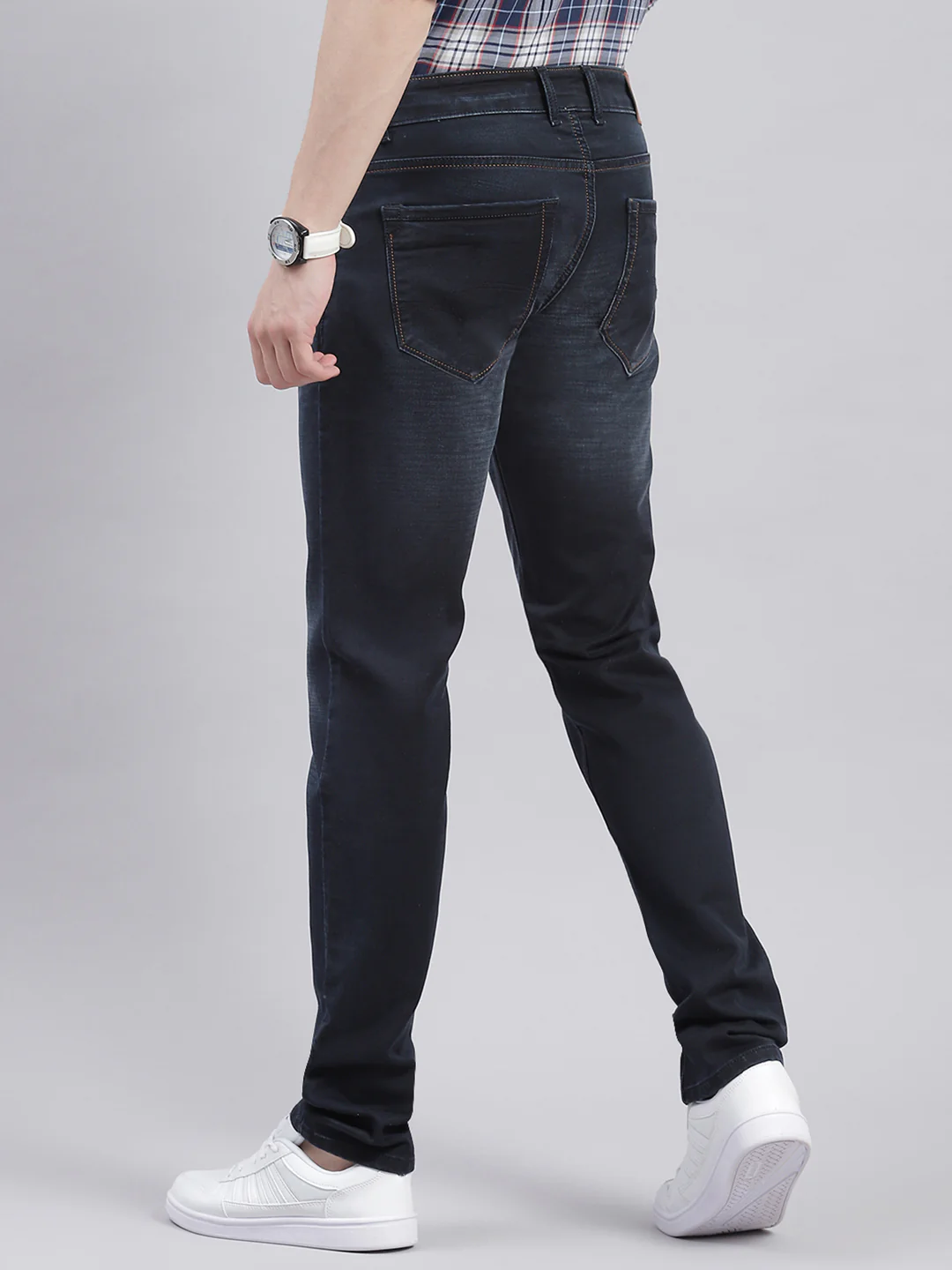 Men Navy Blue Light Wash Narrow Fit Denims - Image 5