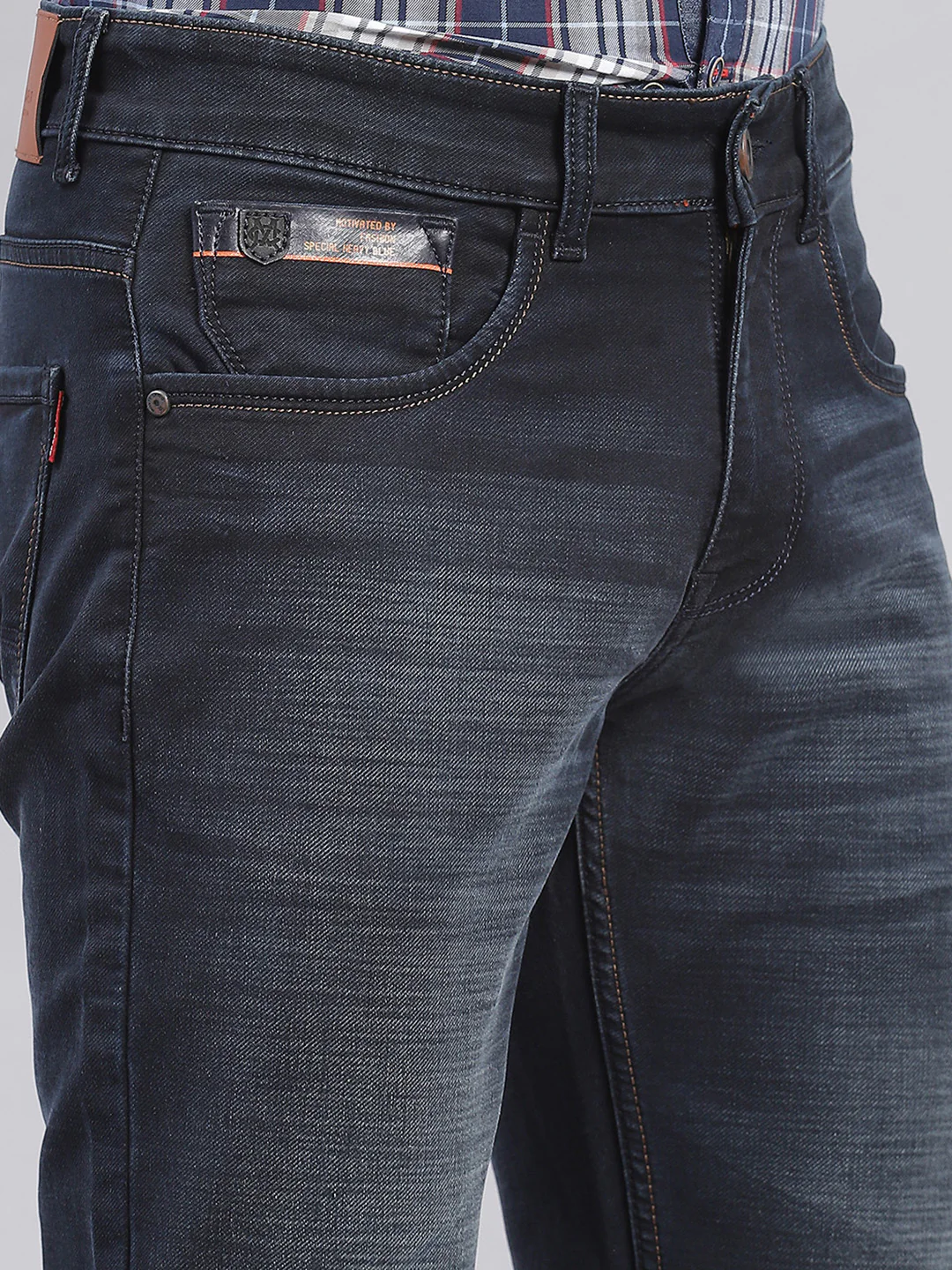 Men Navy Blue Light Wash Narrow Fit Denims - Image 6