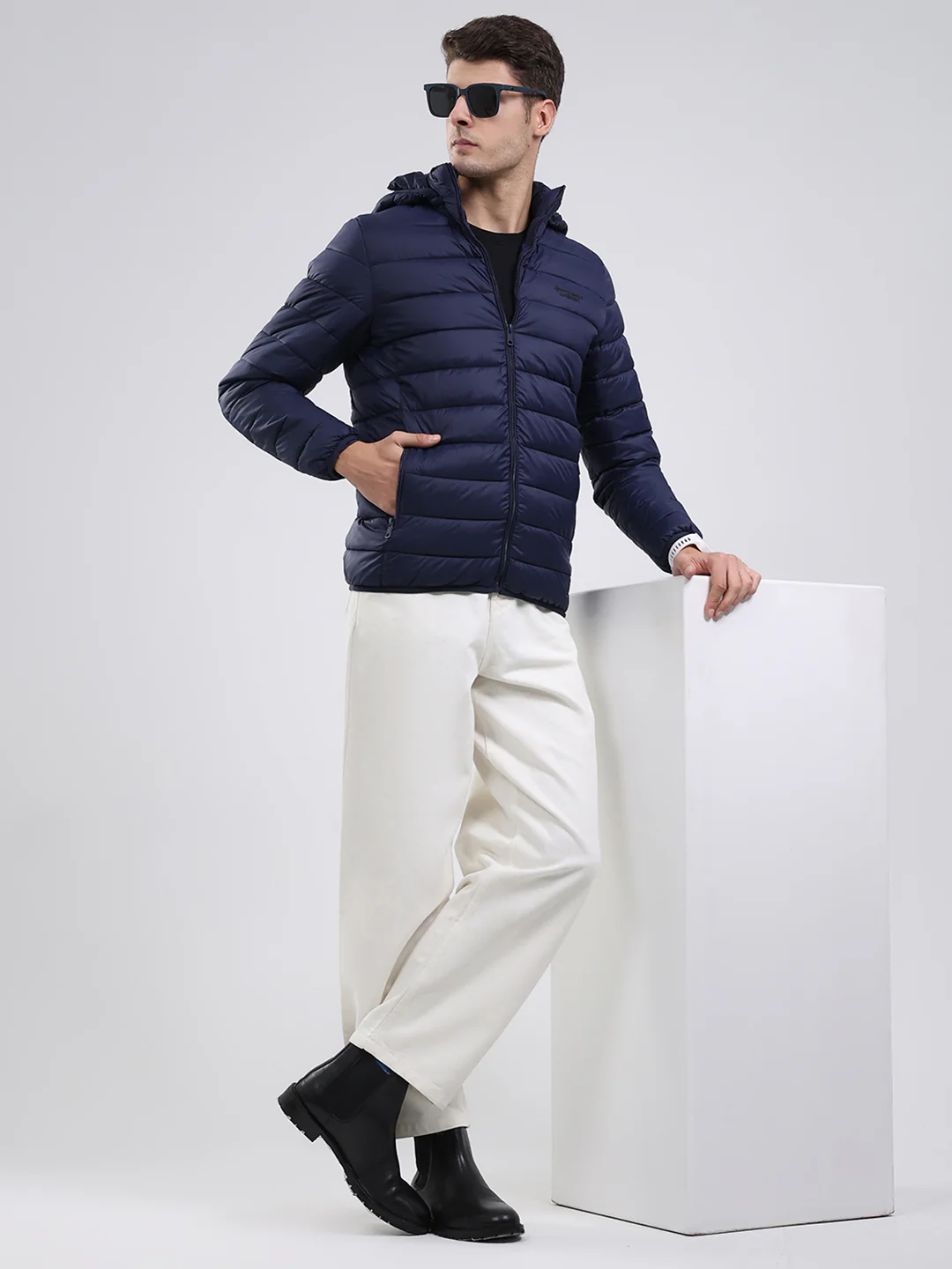 Men Navy Blue Solid Hooded Full Sleeve Heating Jacket - Image 2