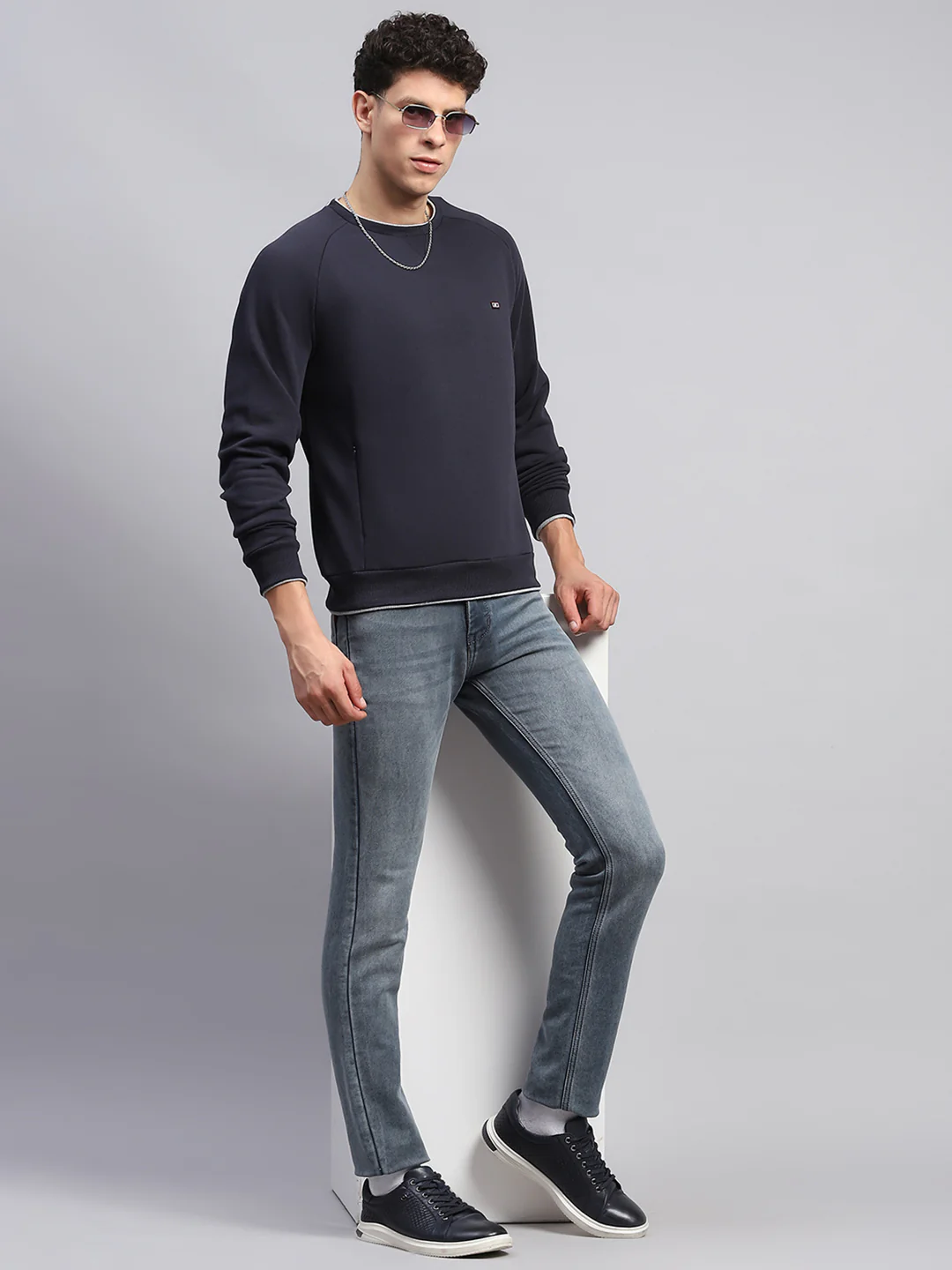 Men Navy Blue Solid Round Neck Full Sleeve Sweatshirt - Image 5