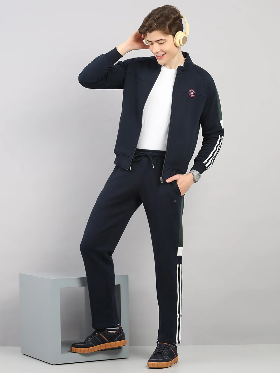 Men Navy Blue Solid Round Neck Full Sleeve Winter Tracksuit - Image 2