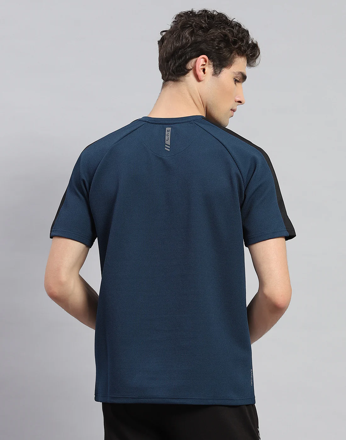 Men Navy Blue Solid Round Neck Half Sleeve T-Shirt - Image 5