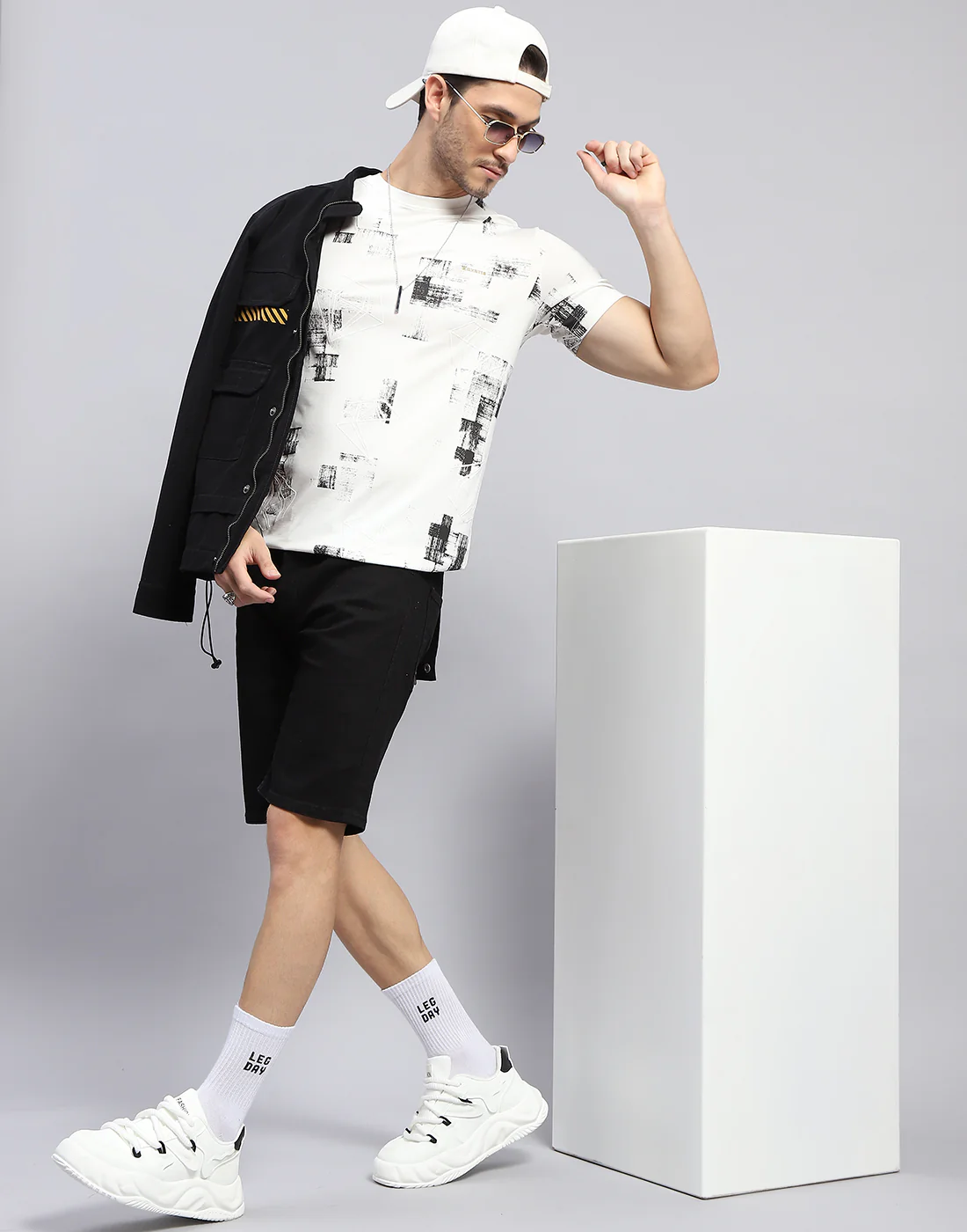 Men Off White Printed Round Neck Half Sleeve T-Shirt - Image 2