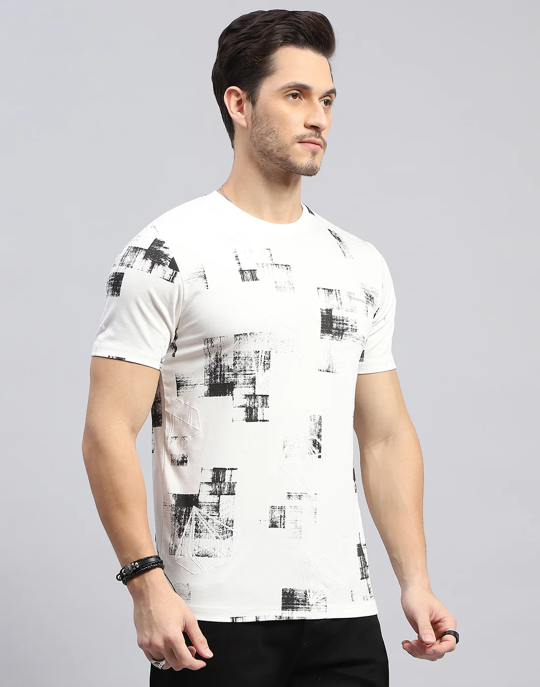 Men Off White Printed Round Neck Half Sleeve T-Shirt - Image 4