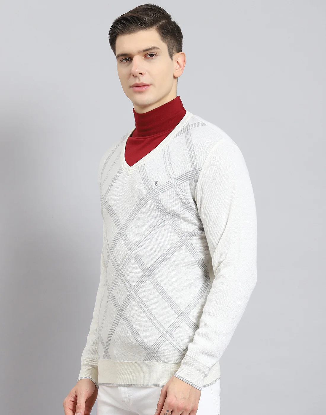 Men Off White Printed V Neck Full Sleeve Sweater - Image 4