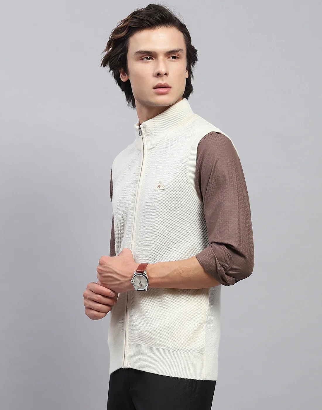 Men Off White Solid Mock Neck Sleeveless Jacket - Image 3