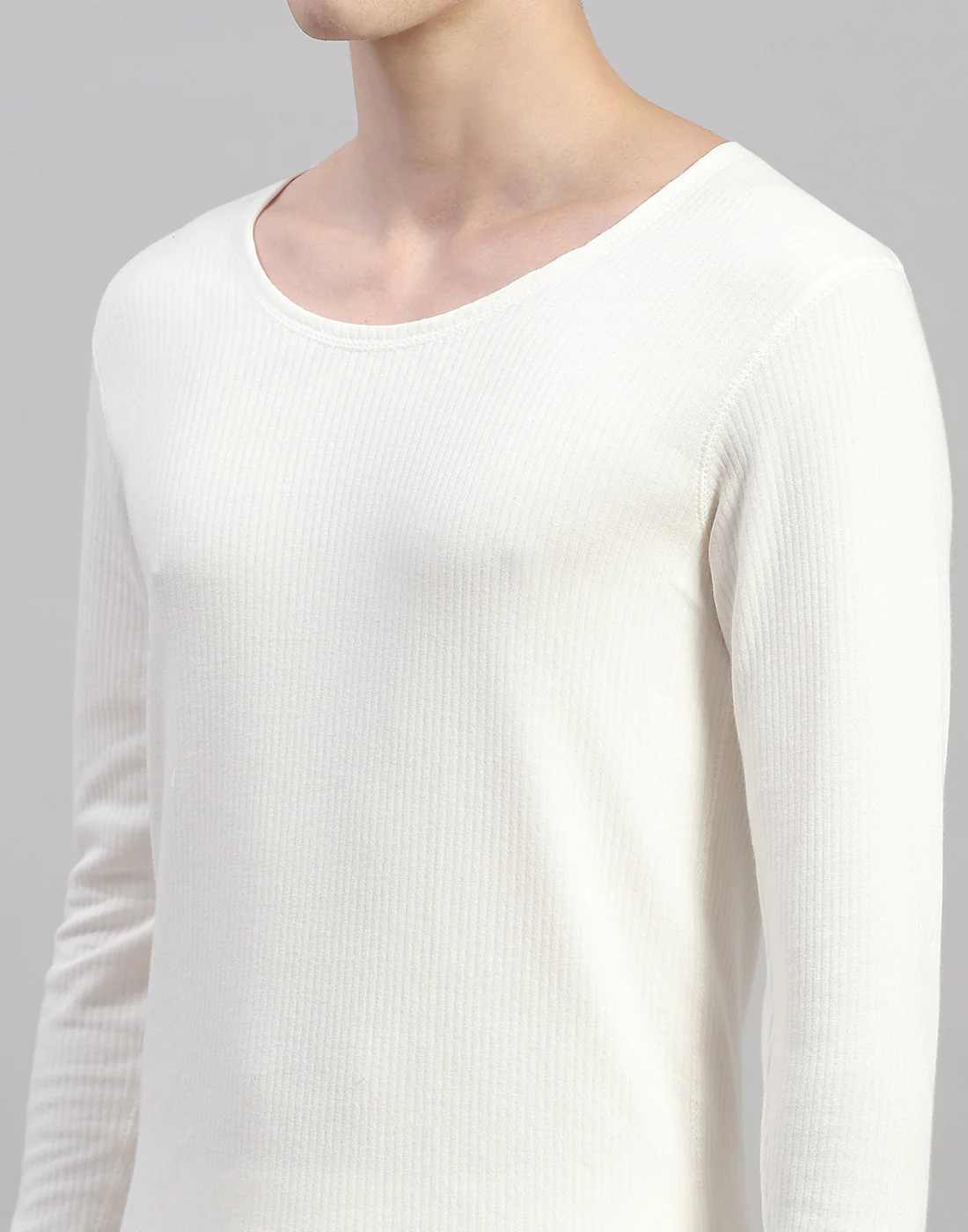 Men Off White Solid Round Neck Full Sleeve Thermal Vest - Image 7