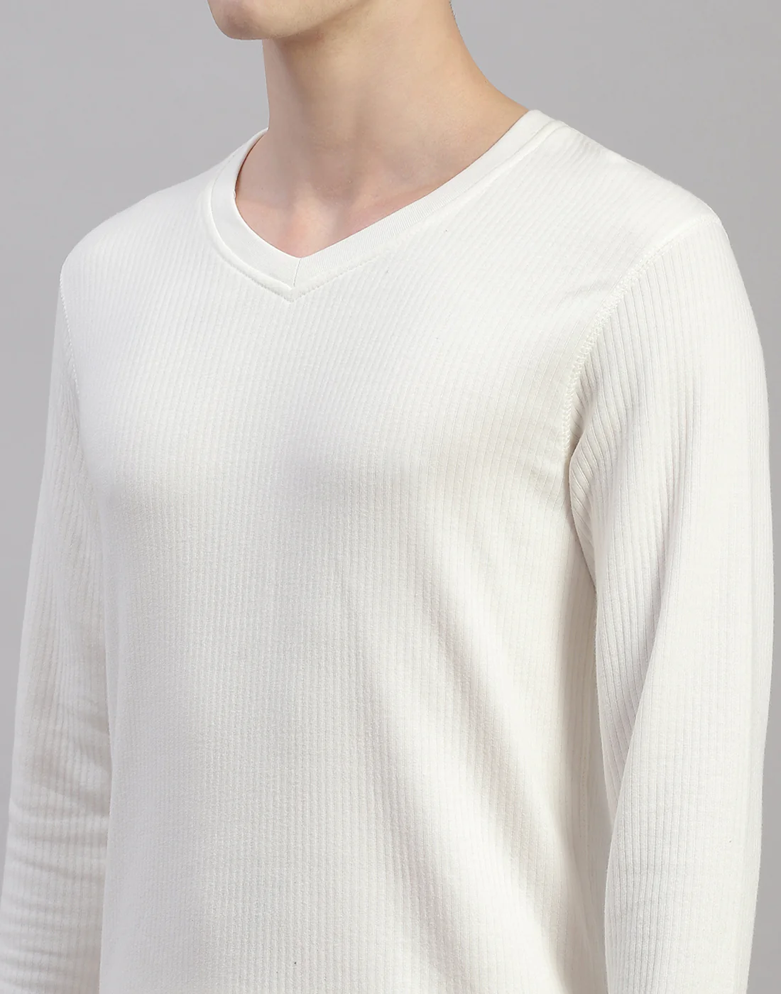 Men Off White Solid Round Neck Full Sleeve Thermal Vest - Image 7