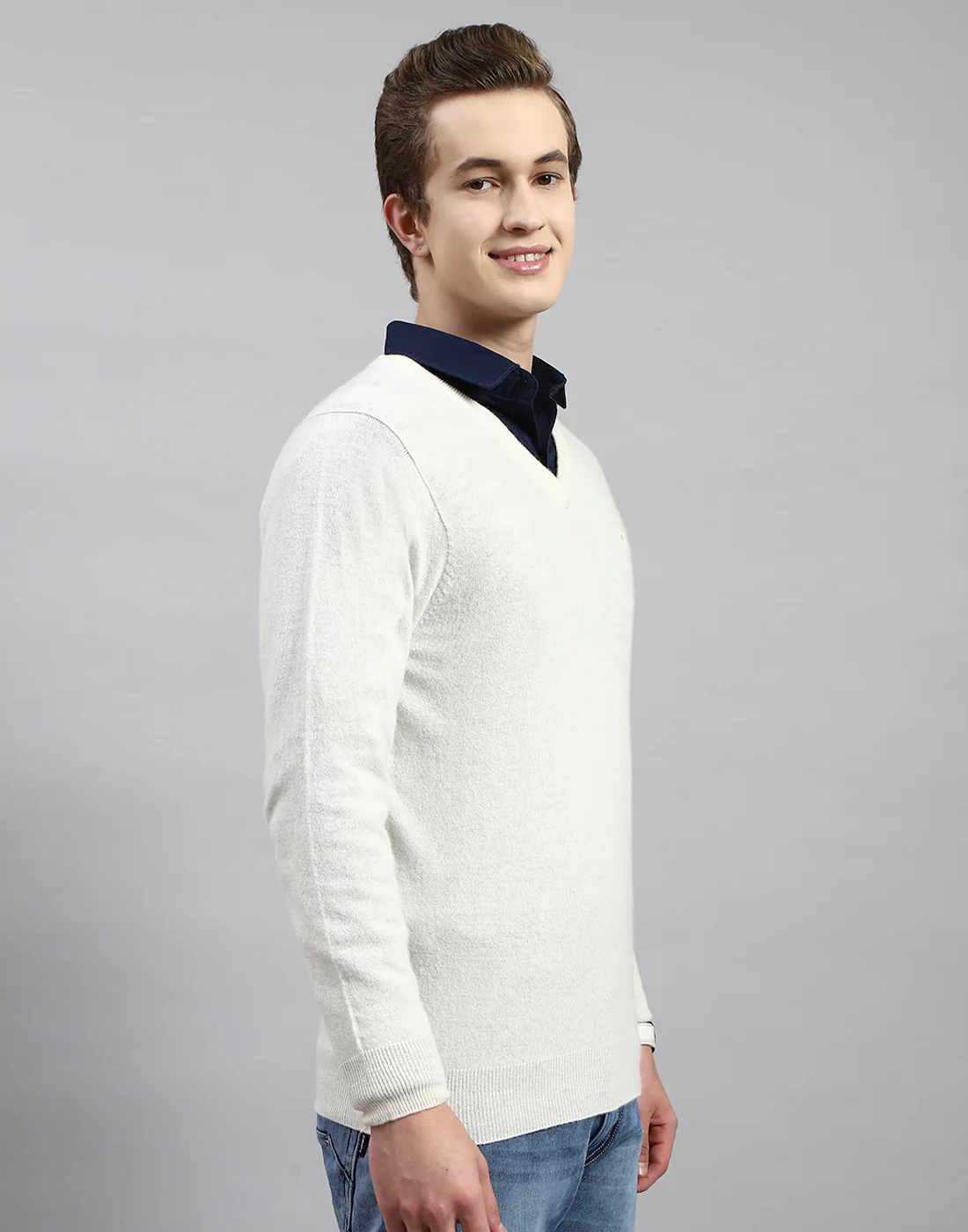 Men Off White Solid V Neck Full Sleeve Pullover - Image 4