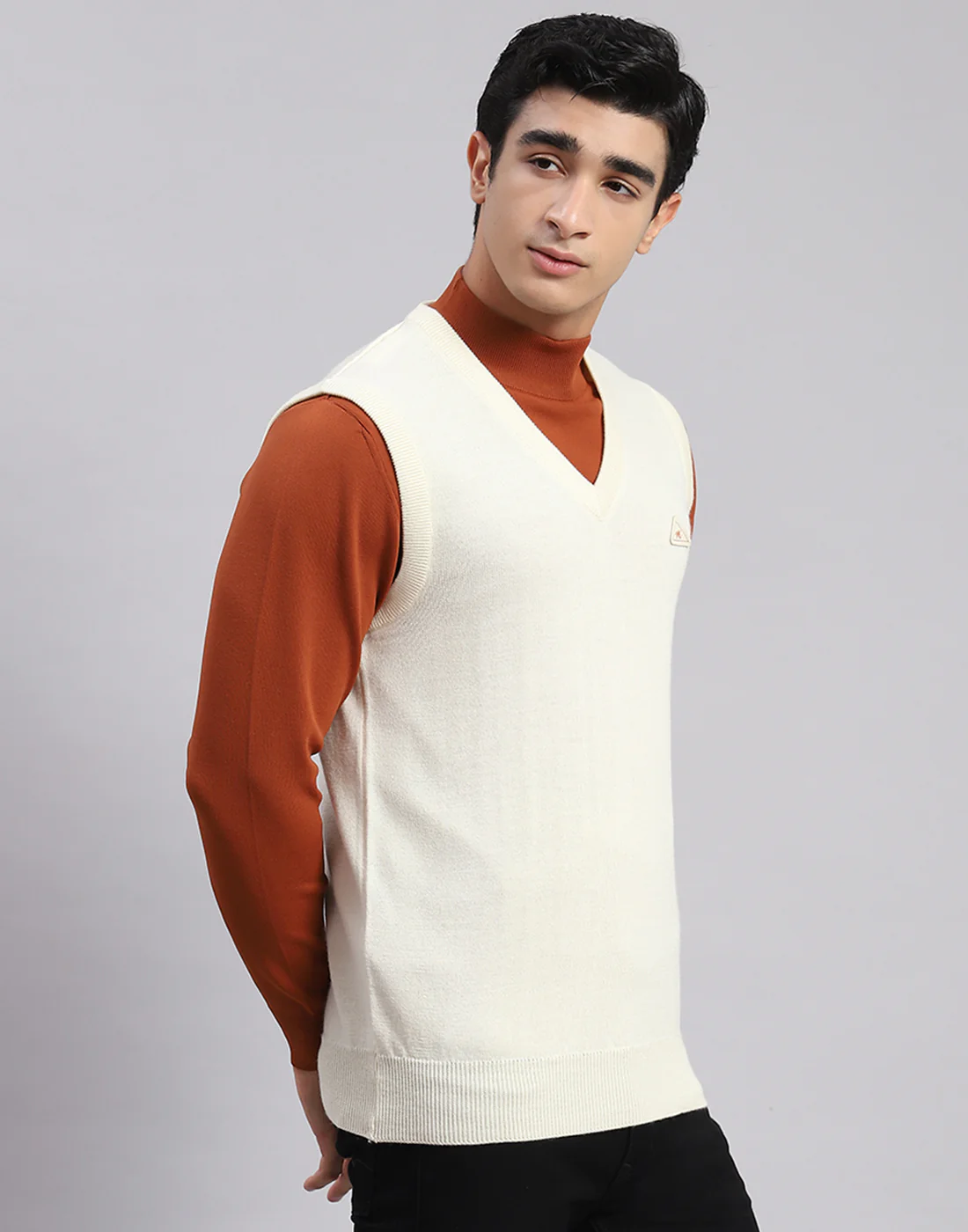 Men Off White Solid V Neck Sleeveless Sweater - Image 3