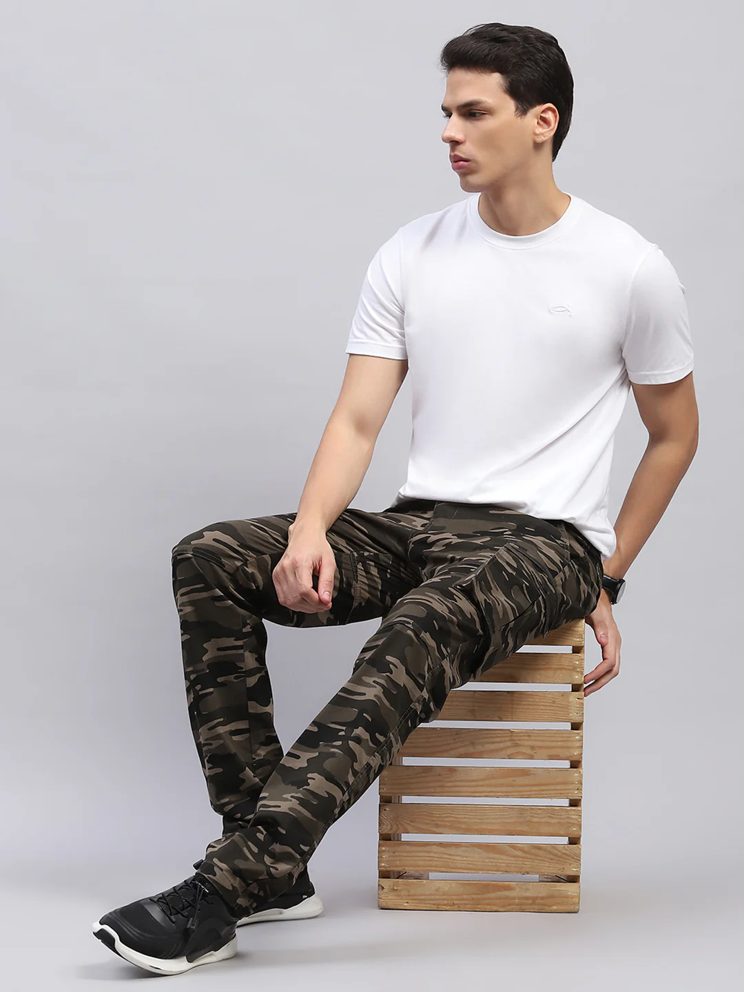 Men Olive Printed Cargo Cargo - Image 2