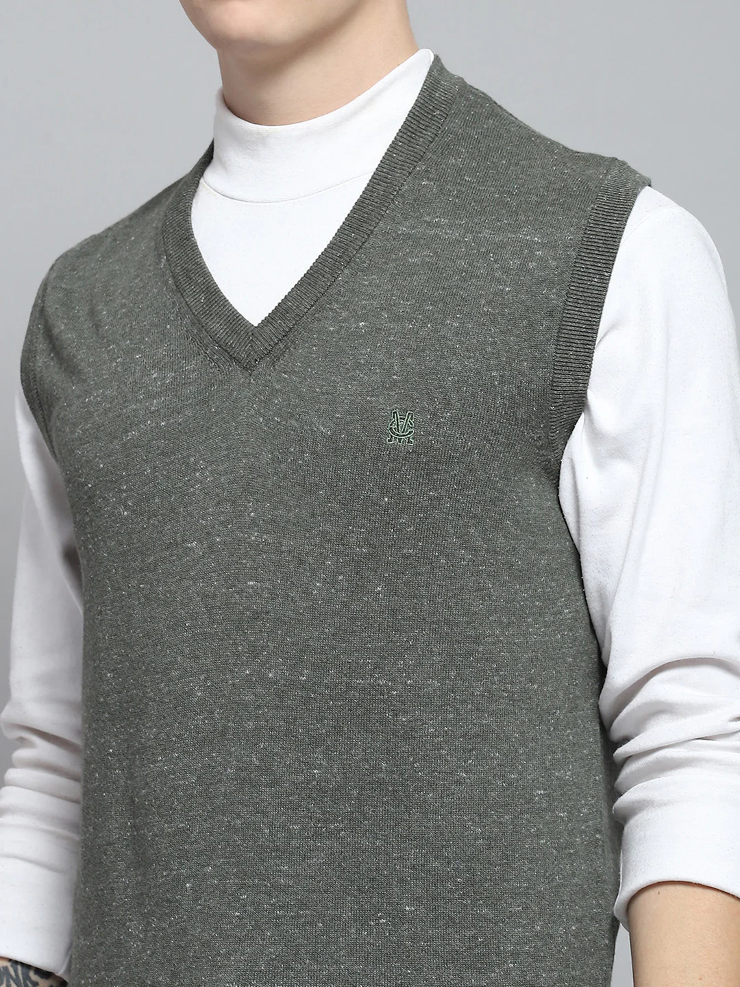 Men Olive Solid V Neck Sleeveless Sweater - Image 7