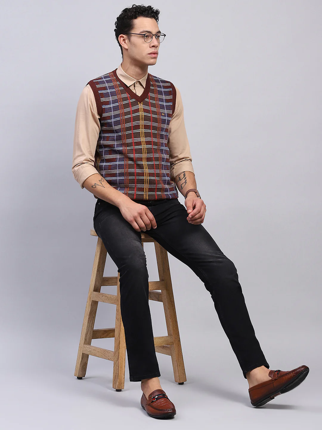 Men Rust Self Design V Neck Sleeveless Sweater - Image 2