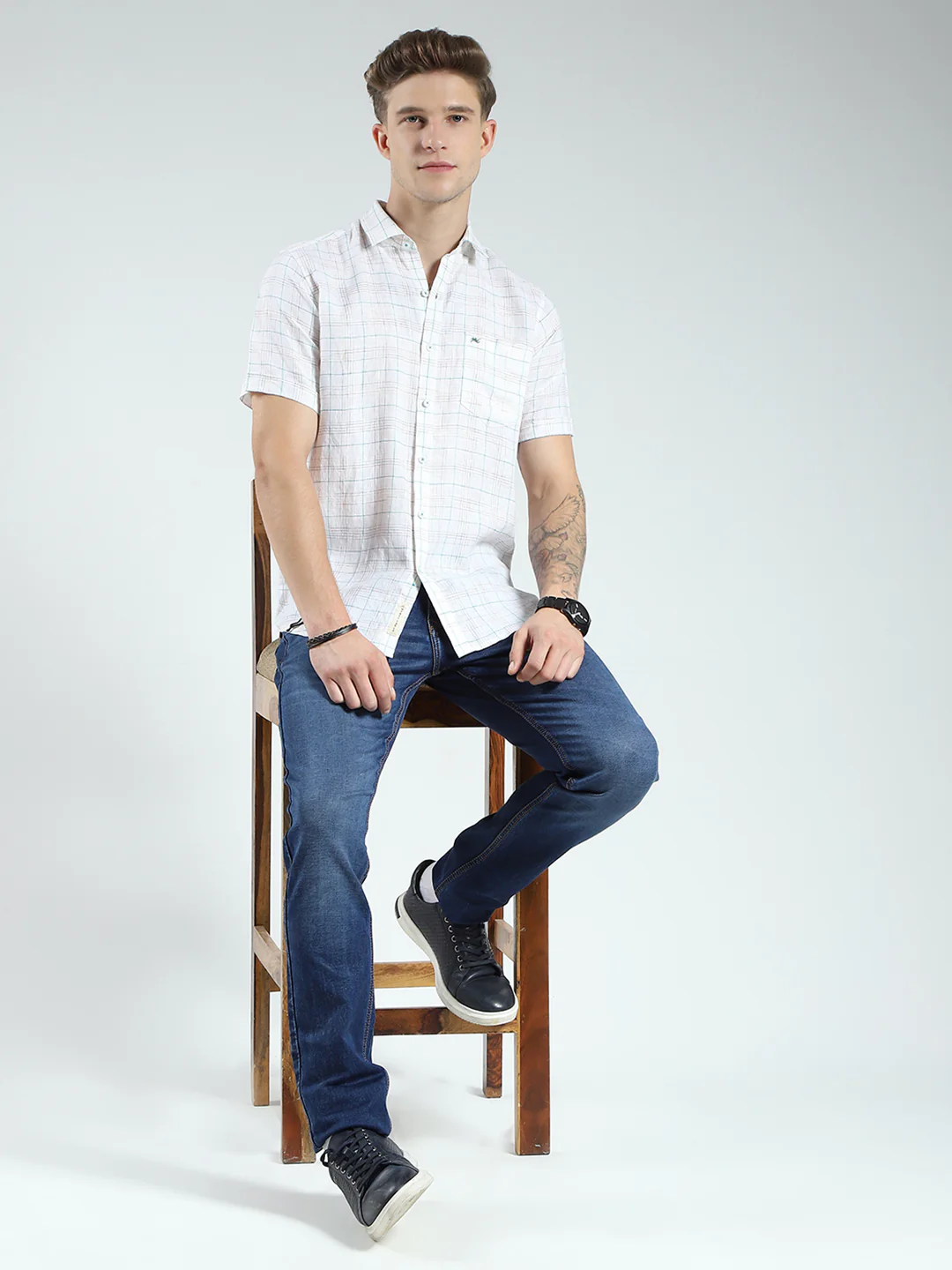 Men White Check Collar Half Sleeve Linen Shirt - Image 2