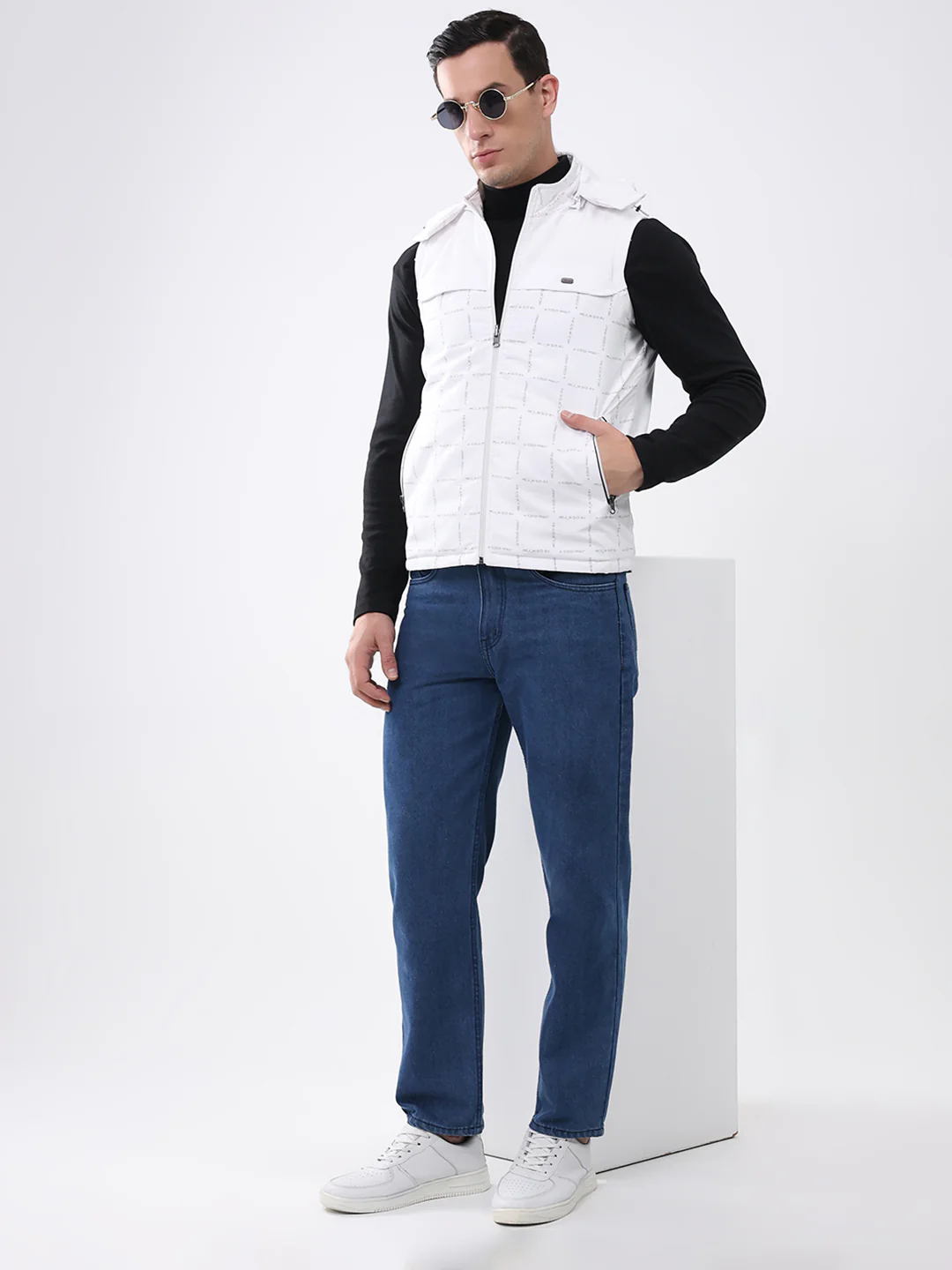 Men White Solid Detachable Hood Sleeveless Reversible Jacket - Image 2