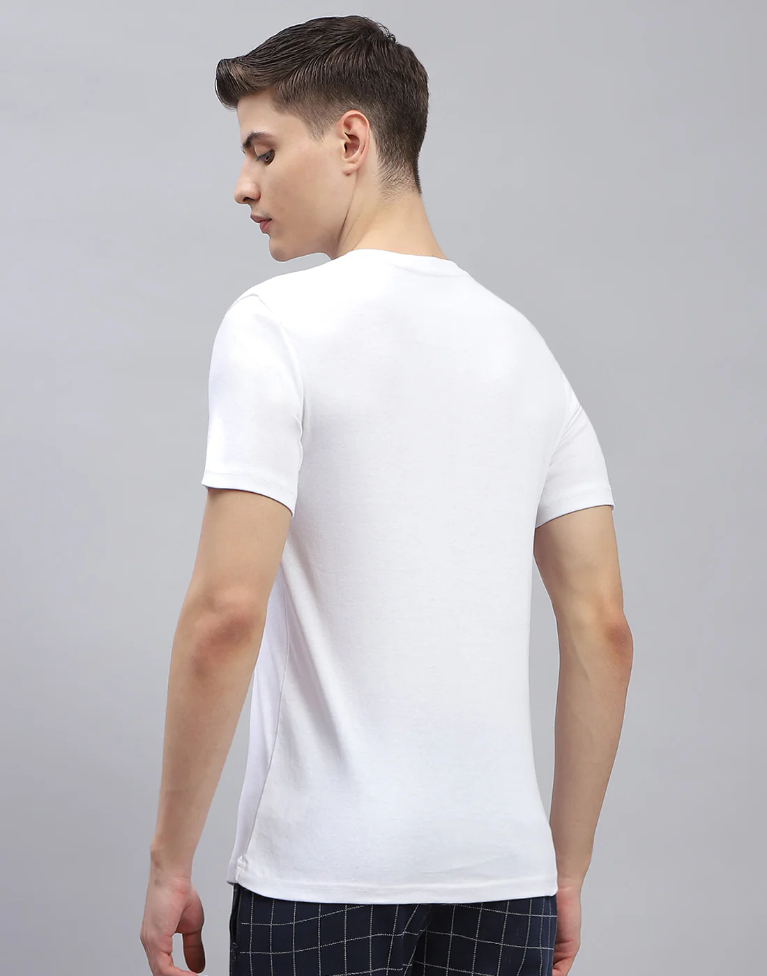 Men White Solid V Neck Half Sleeve T-Shirt - Image 5