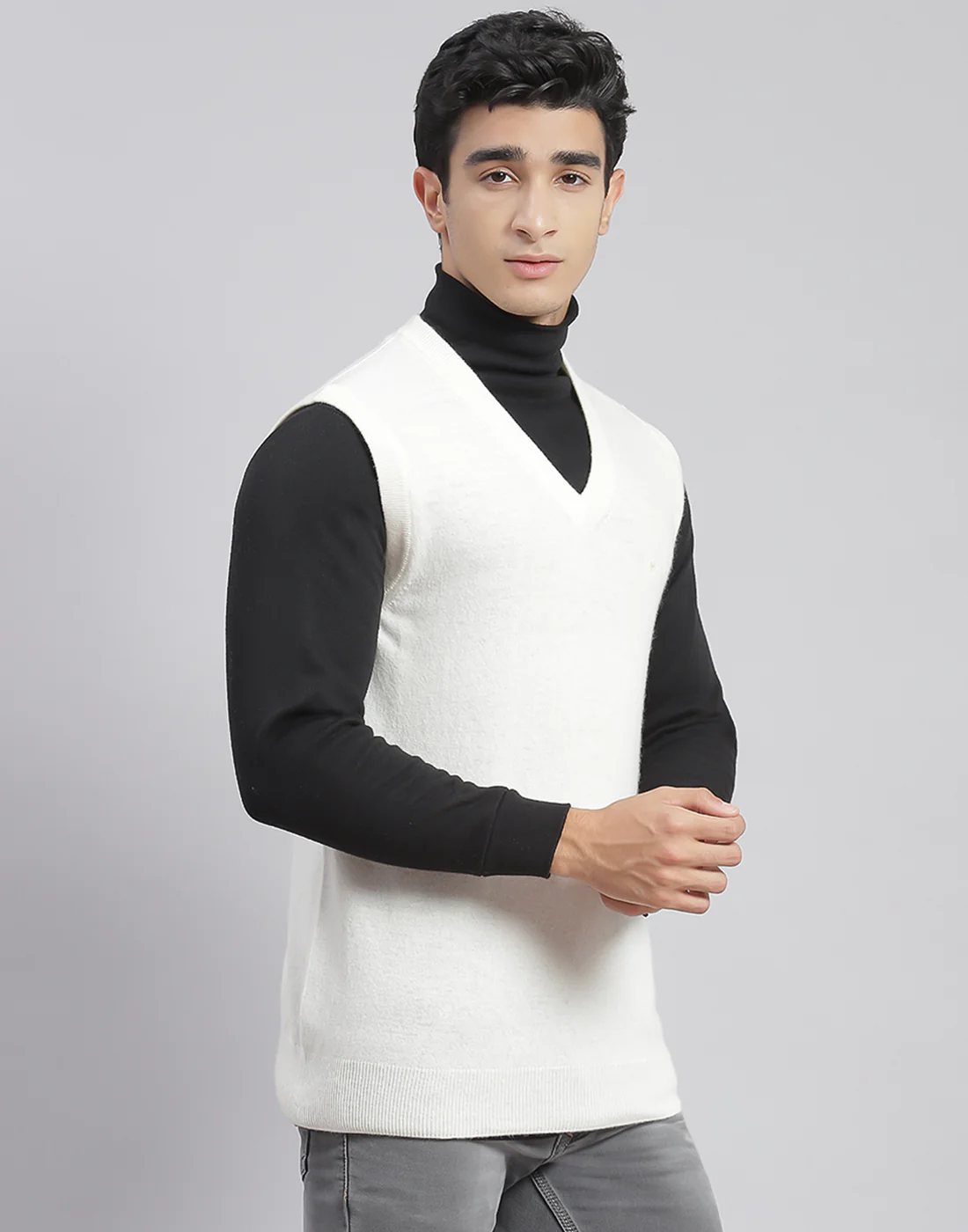 Men White Solid V Neck Sleeveless Sweater - Image 4