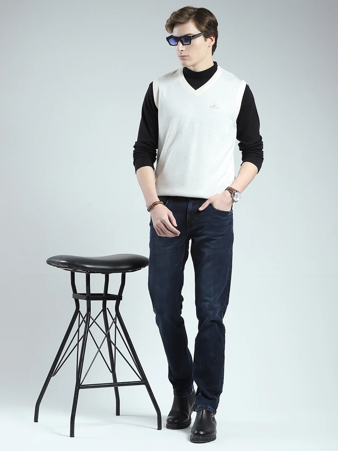 Men White Solid V Neck Sleeveless Sweater - Image 2