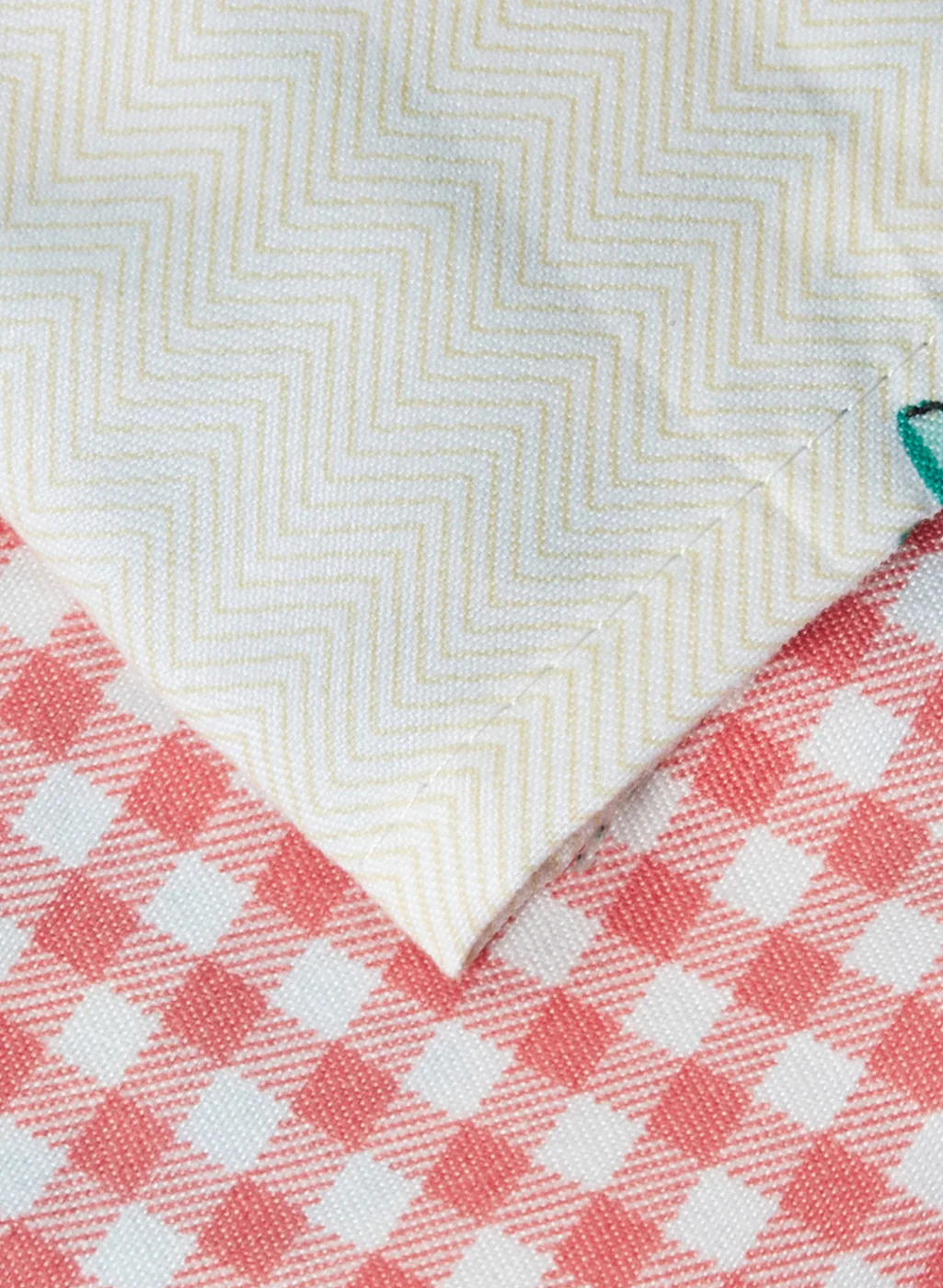 Multi Color 130 GSM Bedsheet with 2 Pillow Covers - Image 5