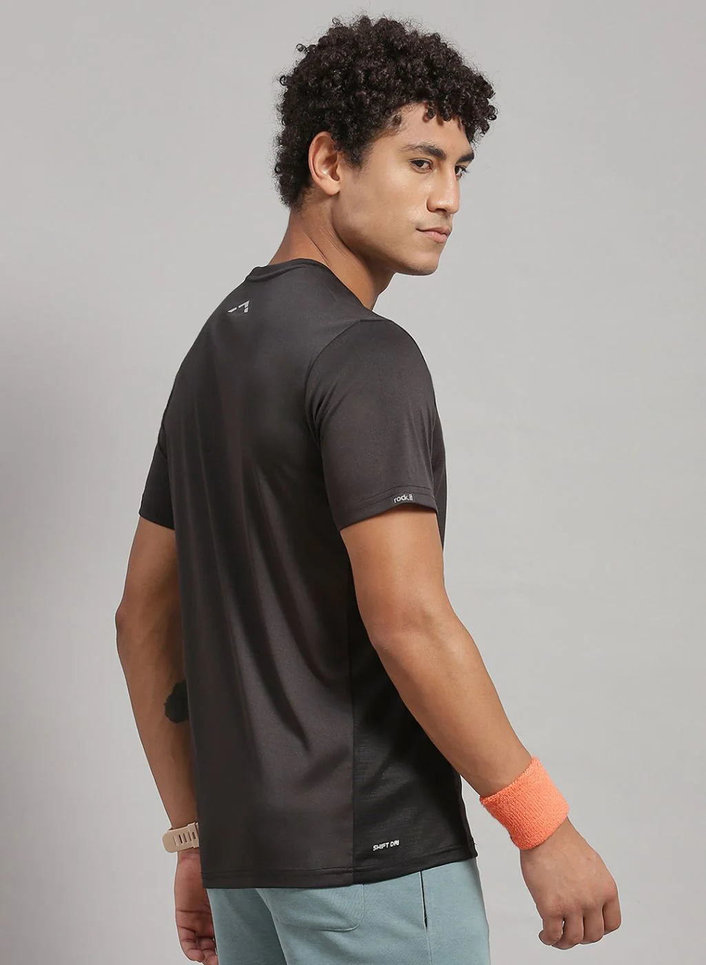 Rock.it Men Black Solid T-Shirt - Image 4