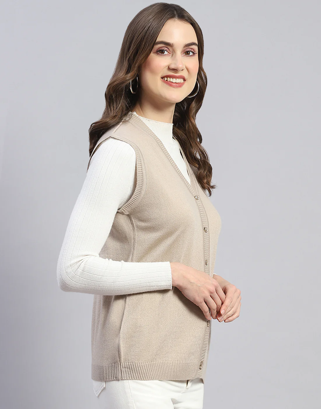 Women Beige Solid V Neck Sleeveless Cardigan - Image 4
