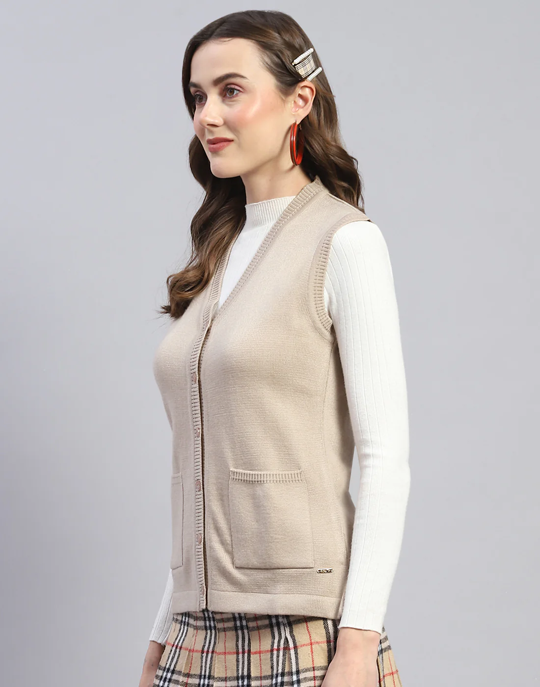Women Beige Solid V Neck Sleeveless Cardigan - Image 3