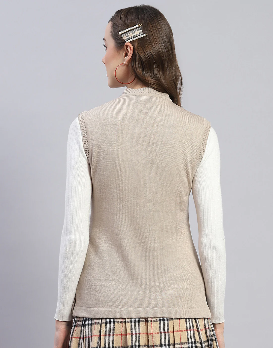 Women Beige Solid V Neck Sleeveless Cardigan - Image 5