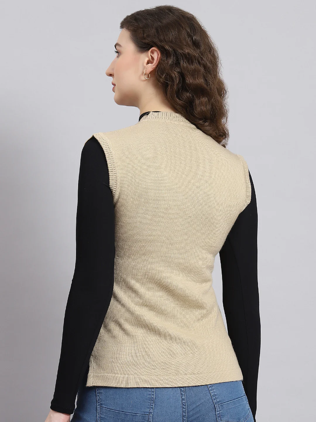Women Beige Solid V Neck Sleeveless Cardigan - Image 4