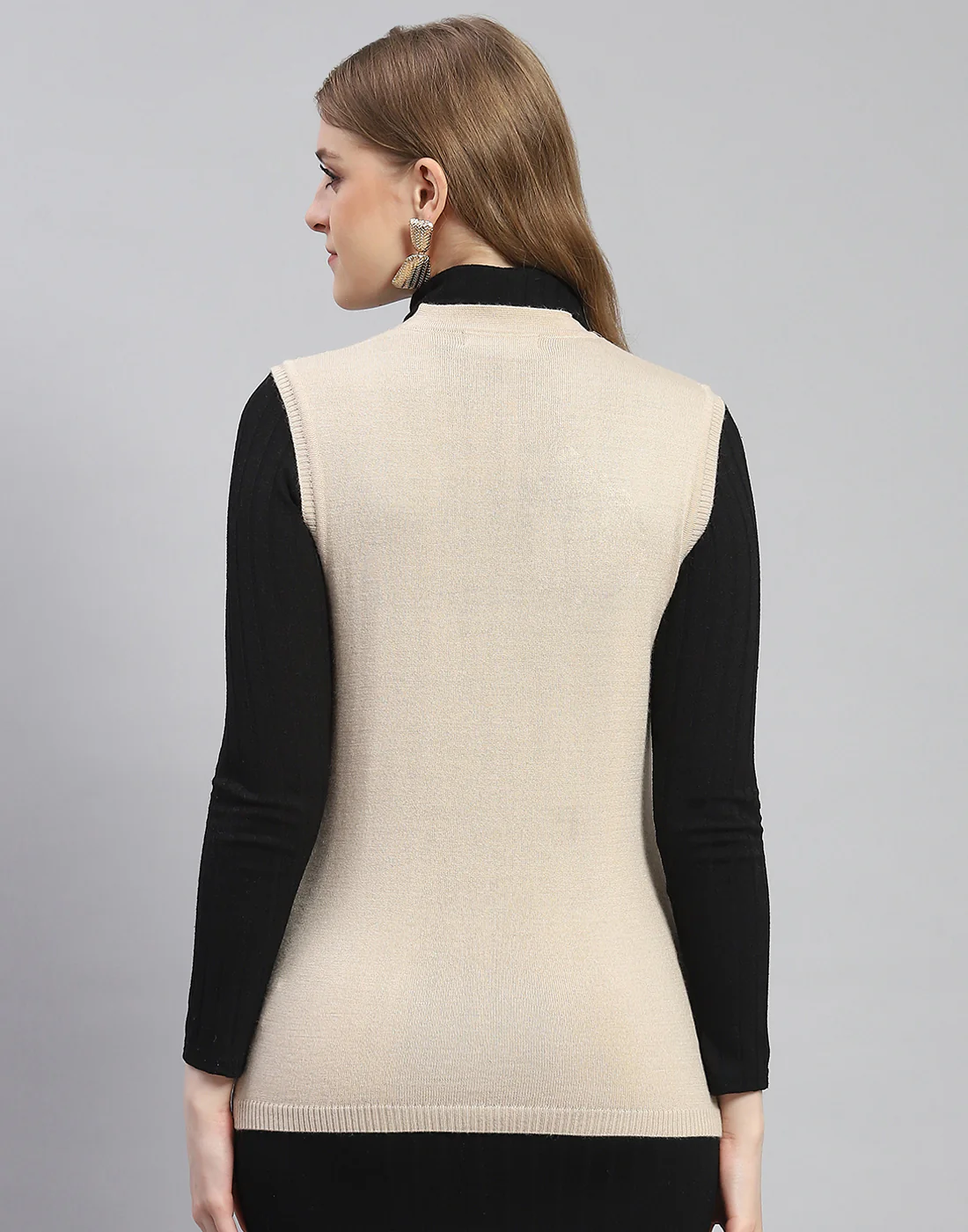 Women Beige Solid V Neck Sleeveless Cardigan - Image 5