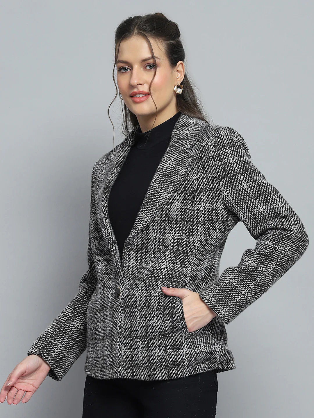 Women Black Check Notch Lapel Collar Full Sleeve Coat - Image 3