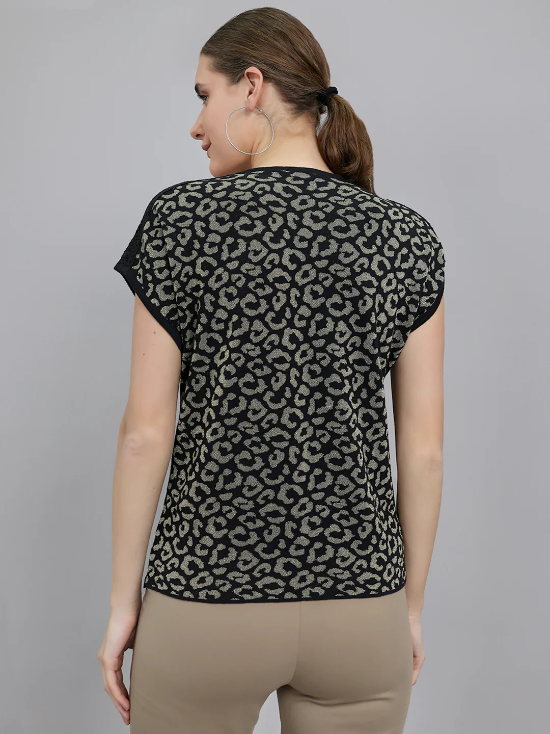 Women Black Jacquard V Neck Half Sleeve Top - Image 4