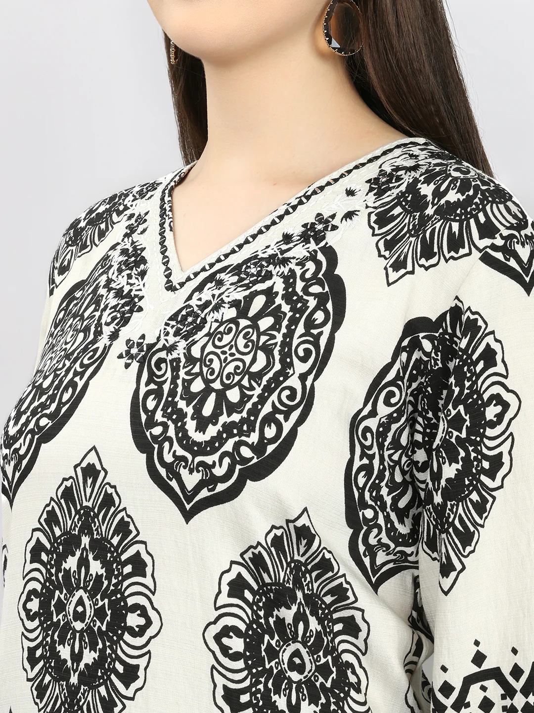 Women Black Printed V Neck 3/4th Sleeve Kurti - Image 5