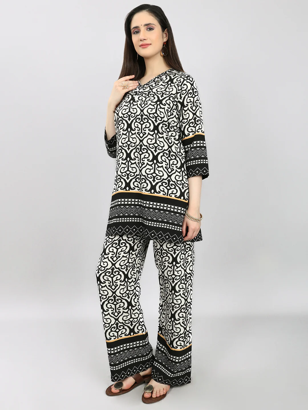 Women Black Printed V Neck Half Sleeve Kurti Set - Image 2