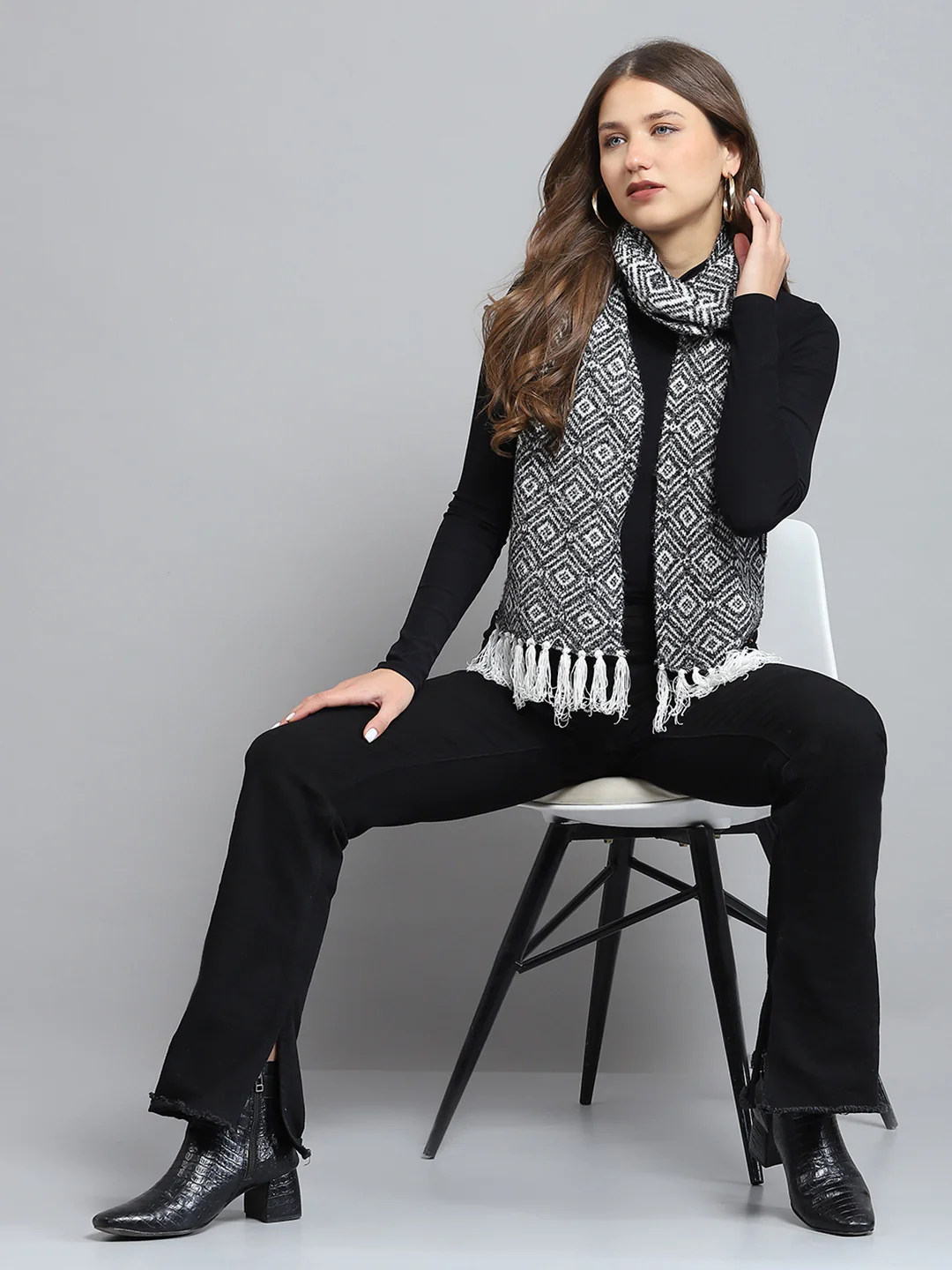 Women Black Self Design Muffler - Image 2