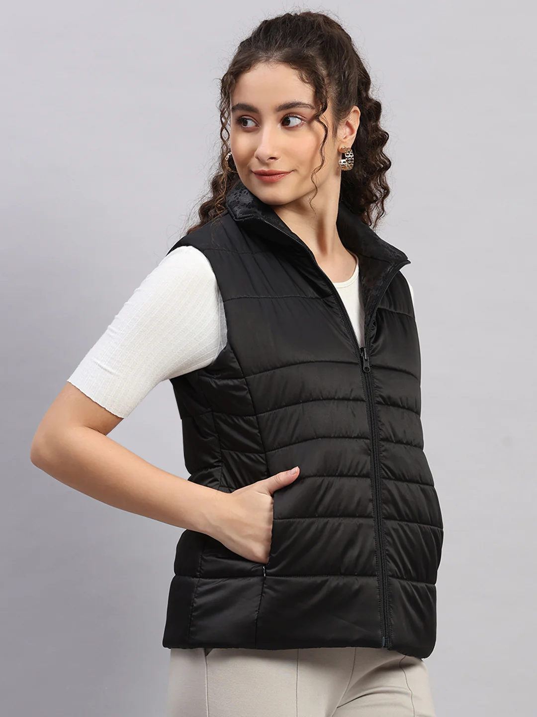 Women Black Solid Collar Sleeveless Jacket - Image 4