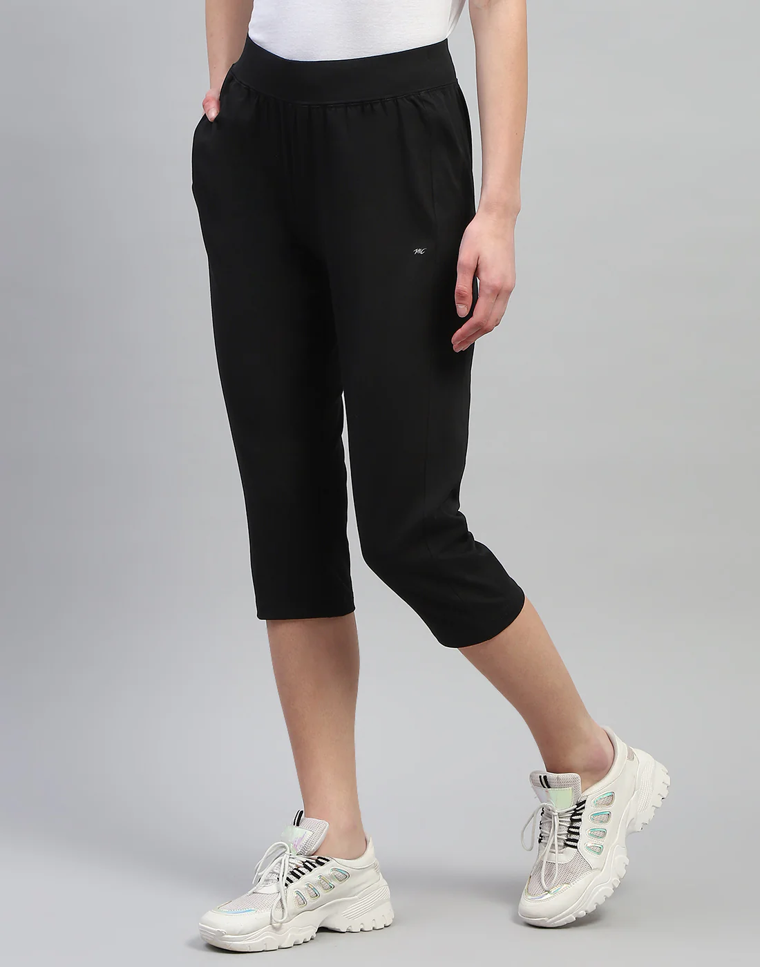 Women Black Solid Regular Fit Capri - Image 3