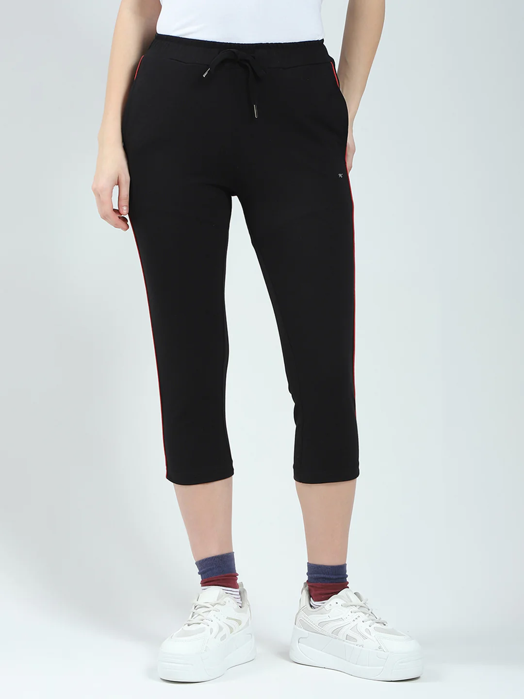 Women Black Solid Regular Fit Capri