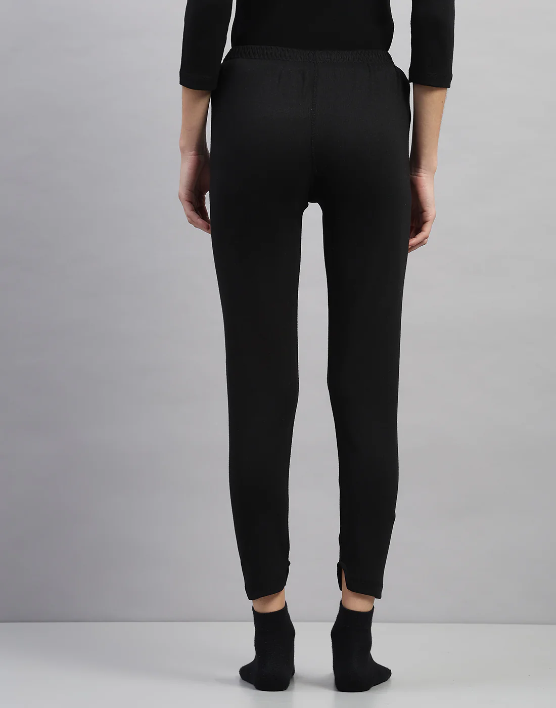 Women Black Solid Regular Fit Thermal Lower - Image 4