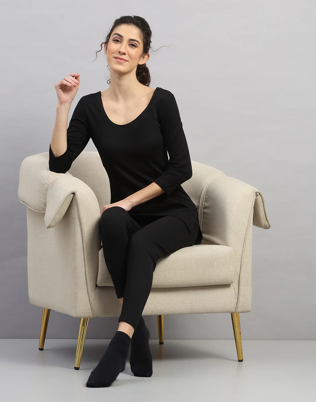 Women Black Solid Round Neck Sleeveless Thermal Vest - Image 5